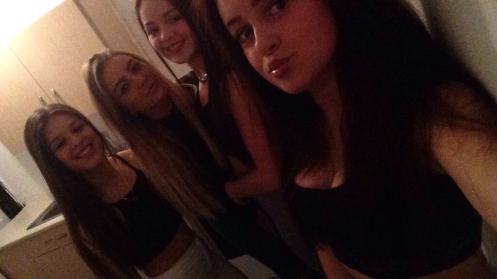 hlisalogan's tweet photo. @txylorhughes @courtneyyycx miss these girliesss😢👭👭❤️ https://t.co/tpi3W44pLK