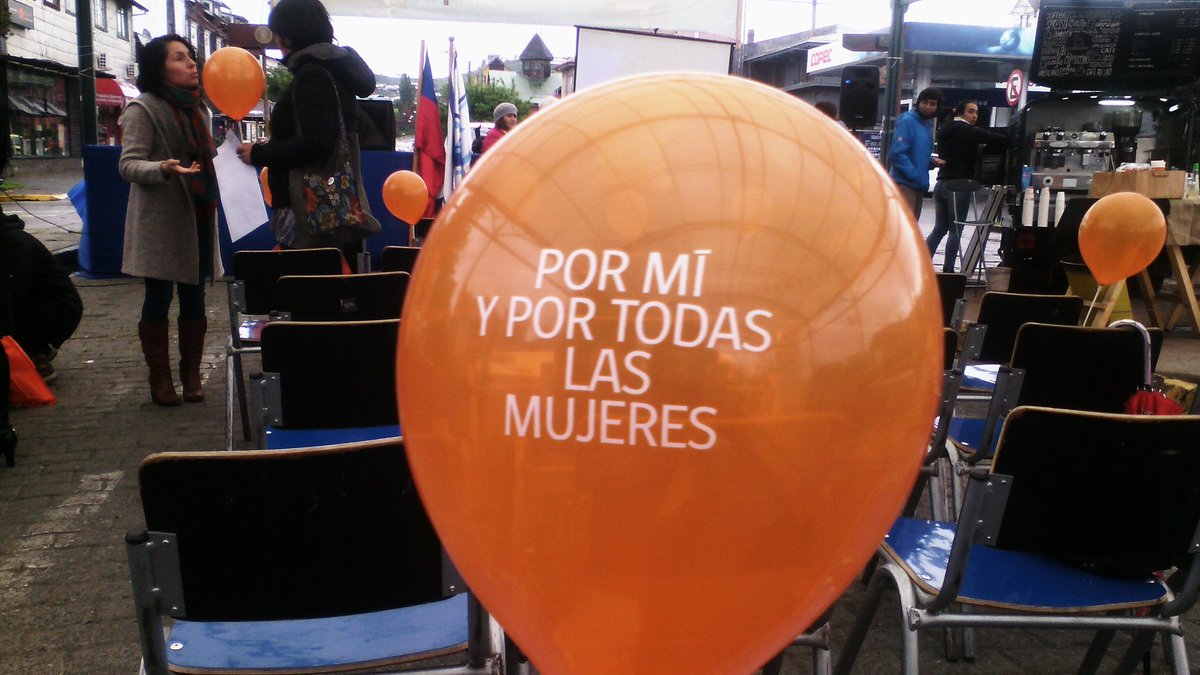 DidecoPtoVaras's tweet photo. En calle walker Martínez #puertovaras conmemoración día de la eliminación de la violencia contra la mujer https://t.co/ohF0uL6bcP