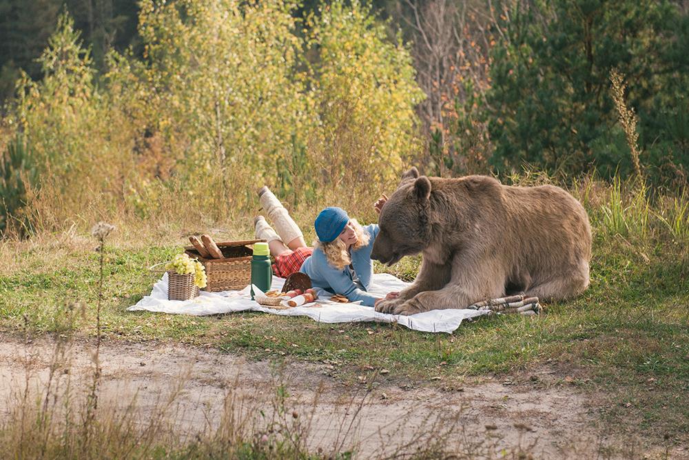 Зюраткуль национальный парк животные. Медведь гризли нападение. Встреча с медведем. Медведь в природе. Встреча человека с медведем.