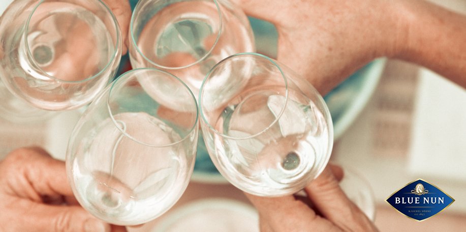 BlueNunWines's tweet photo. Riesling is the best wine for #Thanksgiving. Just sayin'. https://t.co/Z7zr5Z0eeh https://t.co/kw7r8Kq1eA
