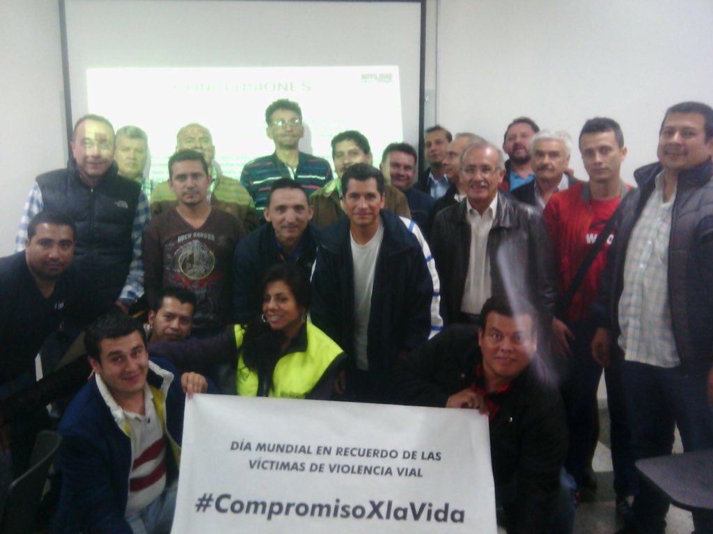 SectorMovilidad's tweet photo. El grupo #PedagogíaSDM y los conductores de Taxis Libres, hacen un #CompromisoXLaVida en la vía. #SeguridadVial https://t.co/MyoKGoRoLr