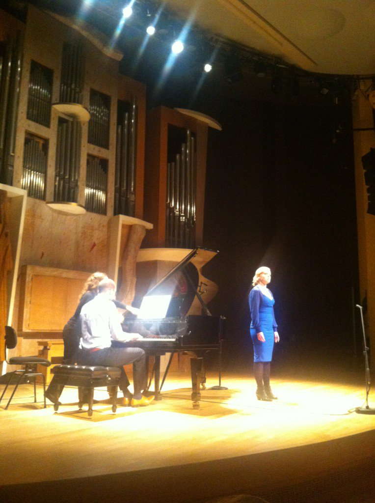 #BeateMordal and <a href="/NicolasRoyez/">Nicolas Royez</a> to introduce the 2015 #HSBCLaureates @Festival_dAix <a href="/philharmonie/">Philharmonie de Paris</a>