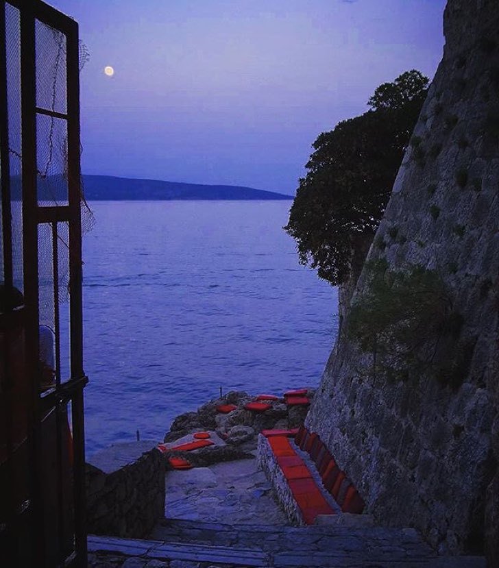 PointersTravel's tweet photo. Just sit there, watch 🌌 and enjoy every #moment of your #life! 🌝✨ Thanks @emilia.debska fo… https://t.co/JeBQQEZ9oW https://t.co/1kzoTGdL4c