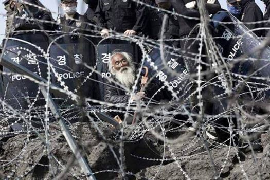 여러분은 살아있는 성자를 본 적이 있으십니까? 평생을 남을 위해서, 평화와 정의와 진실, 그리고 가난한 자를 위해서 살다가 죽는 사람입니다. 이 분이 바로 그 분입니다.