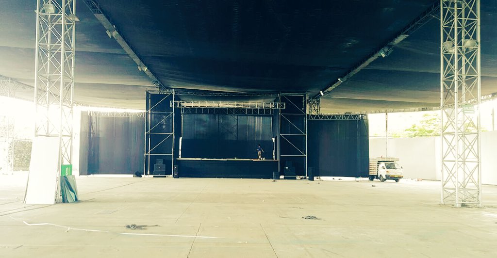 LimaGeekFest's tweet photo. Así concluyó la 1ra fase del montaje del escenario. Ahora toca instalar las 2 pantallas gigantes. #LGF15 #YoSoyGeek https://t.co/D39iCOl69m