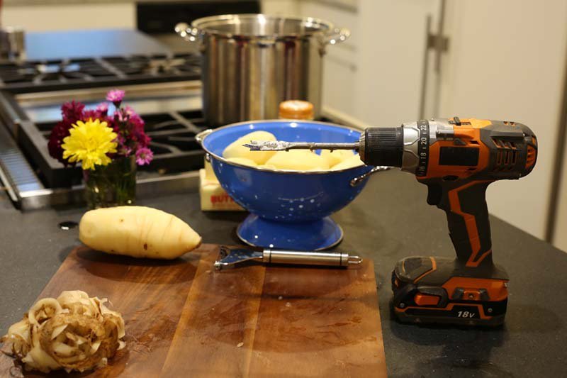 GeriLipps1's tweet image. Try out this #ThanksgivingHack to quickly peel the potatoes!  s.sm.cc/flFGtQ