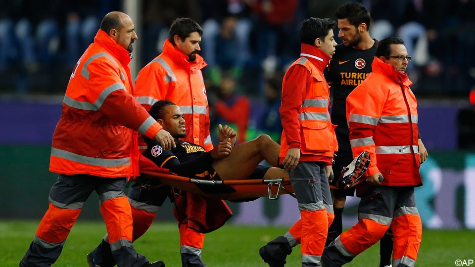 sporza's tweet photo. Rode Duivel Denayer valt uit in #atlgal. Geen nieuws over de ernst van zijn blessure https://t.co/J2E6541L05 https://t.co/jWcFEuU5mU