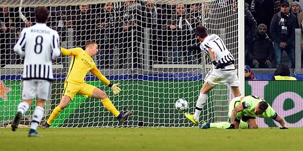 Mandzukic segna il gol partita Juventus-Manchester City 1-0 del 25 novembre 2015.