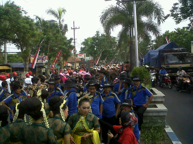 OmWalikota's tweet photo. suasana kemeriahan napak tilas kab. ngrowo #TAevent masih dalam agenda #TA810 https://t.co/p5Rzuo0CyP
