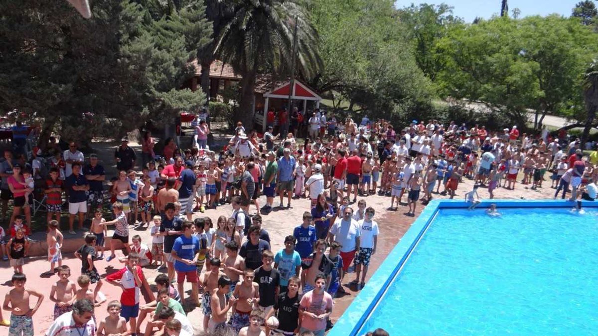 LopezSlf's tweet photo. Cierre de temporada para los infantiles de Jockey, gran cantidad de chicos. Muy buen año. Felicitaciones! https://t.co/TIODjnOV14