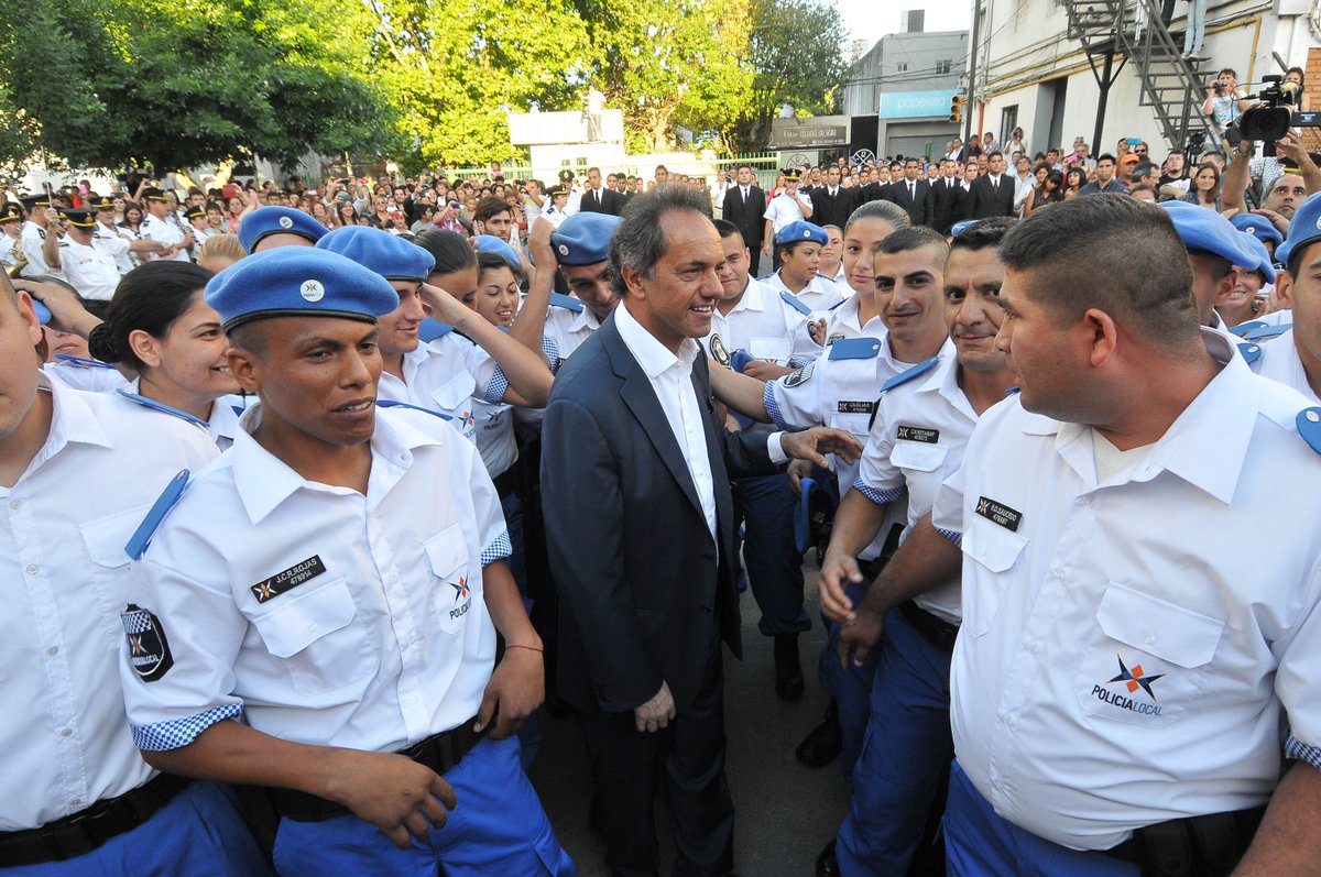 danielscioli's tweet photo. Encabecé el acto de egreso de la 2da promoción de la #PolicíaLocal de Pilar https://t.co/3tKNKlc3Ut