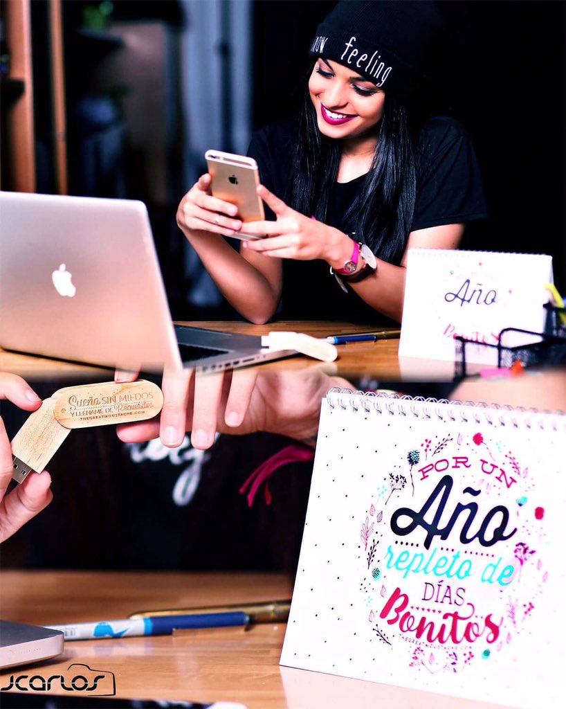 anabelhernandz's tweet photo. Me encanta mi nuevo calendario y mi nuevo pen drive! @tgreatmoustache !

🌸Sueña sin miedos y lléname de recuerdos🌸 https://t.co/PITwsdxgkB