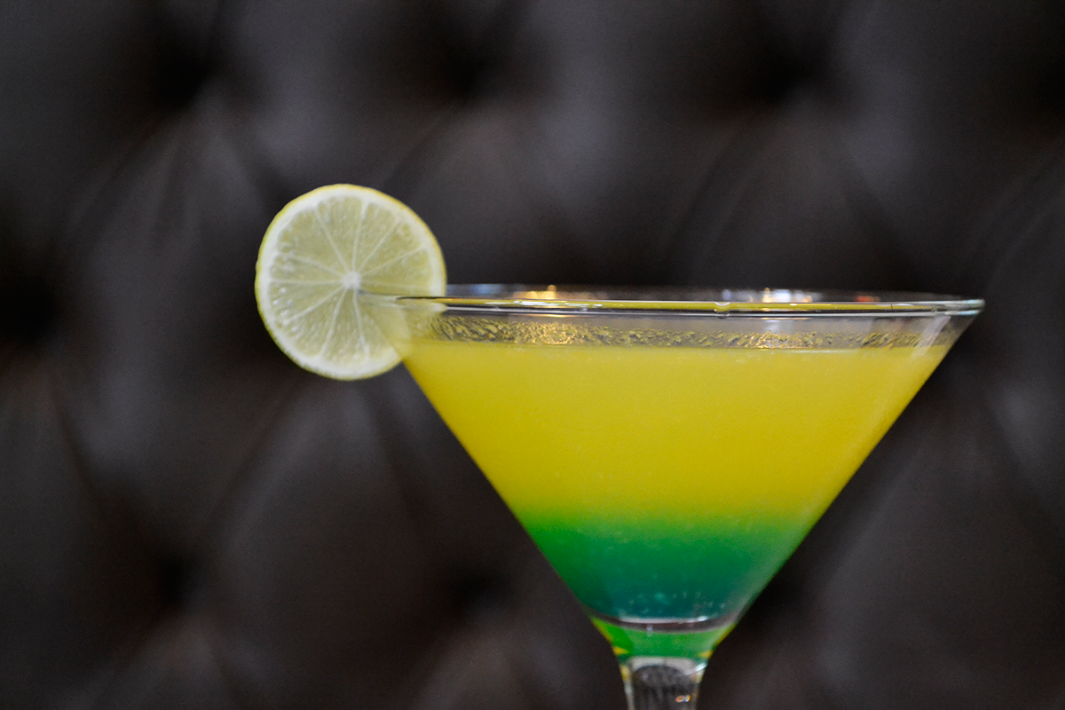 Toca el cielo con #MartiniSky: Gin, limón, naranja y blue curaçao, son parte de la magia. #TragosMamboleta