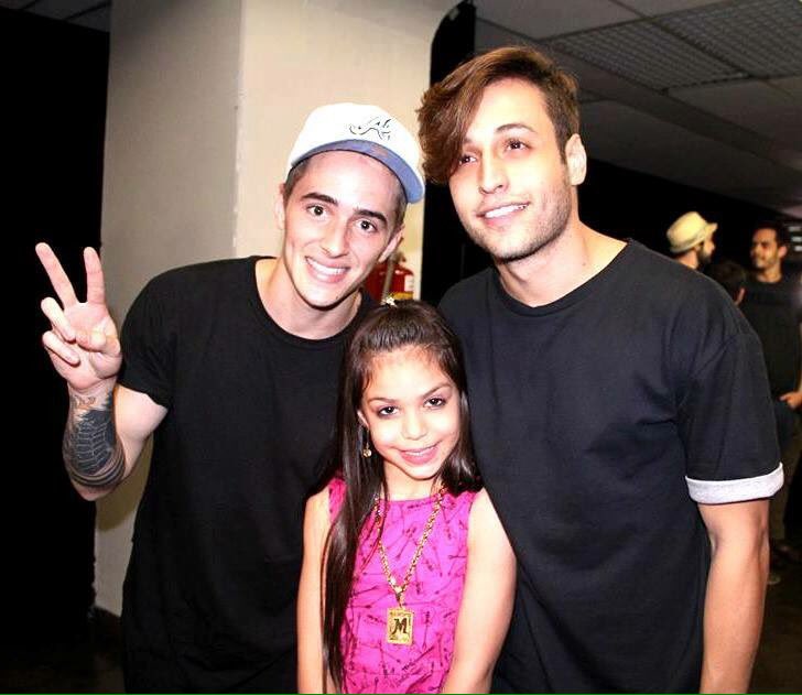 SiteConexaoFly's tweet image. Quantos RTS essa foto merece? se passar de (CENTO E CINQUENTA) faço vídeo fazendo falsete #QueremosBandaFlyNoFaustão