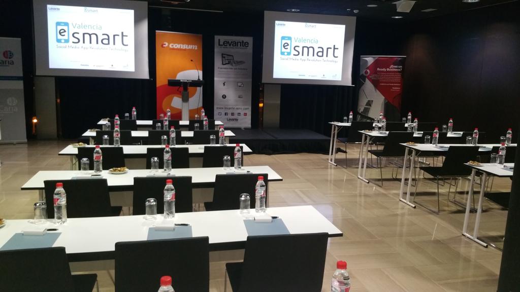 eSmartSpain's tweet photo. Mañana esta sala se llenará de conocimiento #pymesmart #eSmartValencia https://t.co/5N33FHmcvQ