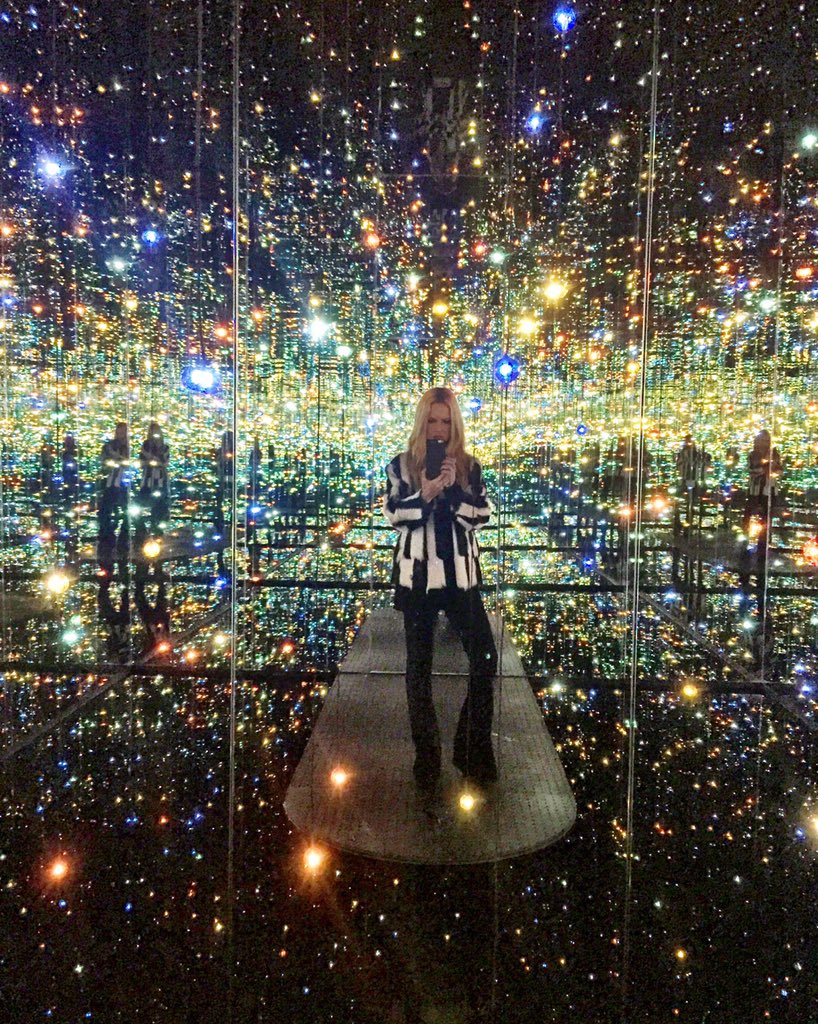 Couldn't resist a sparkly selfie in the infinity room by Yayoi Kusama  @TheBroad #familyday #soinsane, image size:818x1024