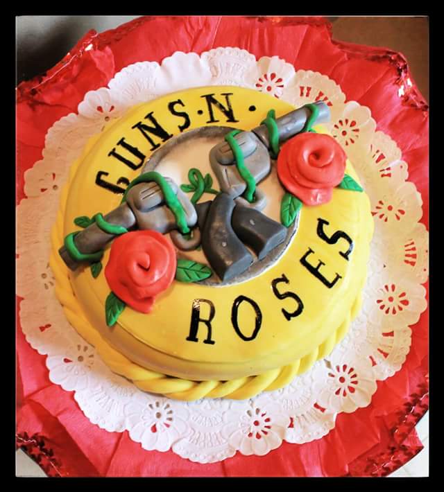 francescotortas's tweet photo. Guns n' Roses para Gaby! #RocknRoll #cake #GunsNRoses #pastry https://t.co/pGZEQRxTfQ