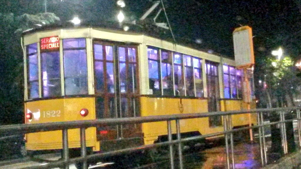 _pogi_sige_na_'s tweet photo. Lo vidi mesi fa e lo seguii. Per capire cosa stesse succedendo in quel #tram
#DiscoTram @trammilano https://t.co/uyOEx1gX1W