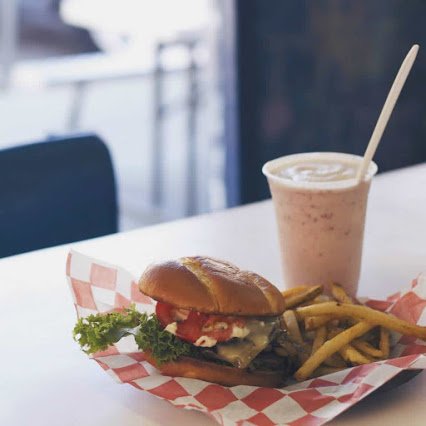 FavoriteEats's tweet photo. Craving comfort food? Zeek's PieShake Parlour is the place to go. https://t.co/MlyHs36pq7 https://t.co/cGUgzW5JzH