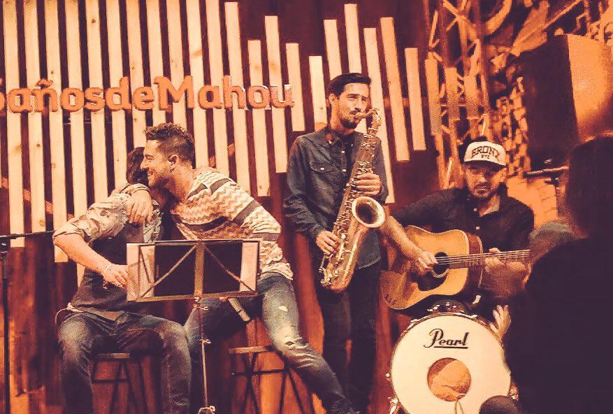 manuelcarrasco_'s tweet photo. Gran noche de música! Qué alegría compartir contigo amigo @davidbisbal se te quiere! #125añosdeMahou @mahou_es https://t.co/OwOJo3nBCf
