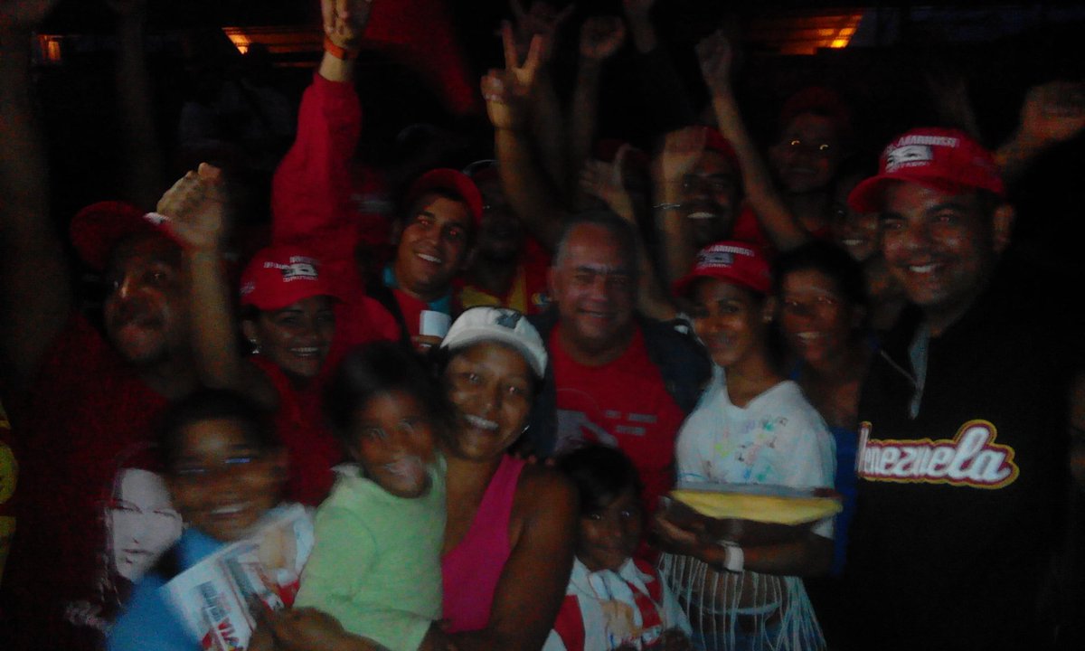 DIDALEJAN's tweet photo. Asamblea popular con movimiento de pobladores ELVIS AMOROSO en los tanques Zamora @ElvisAmoroso @TareckPSUV https://t.co/YqkbPAeYfH