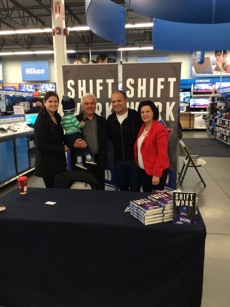 Fiona_Shabani's tweet photo. @thereal_tiedomi it was so great meeting u yesterday! Love ur book! #shiftworktour #albanians #fansgofurther https://t.co/Xz1UTS47vE