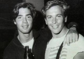 Espérame , ya voy a ir a abrigarte , a quererte a cuidarte .
Mi pobre niño rico ... :(