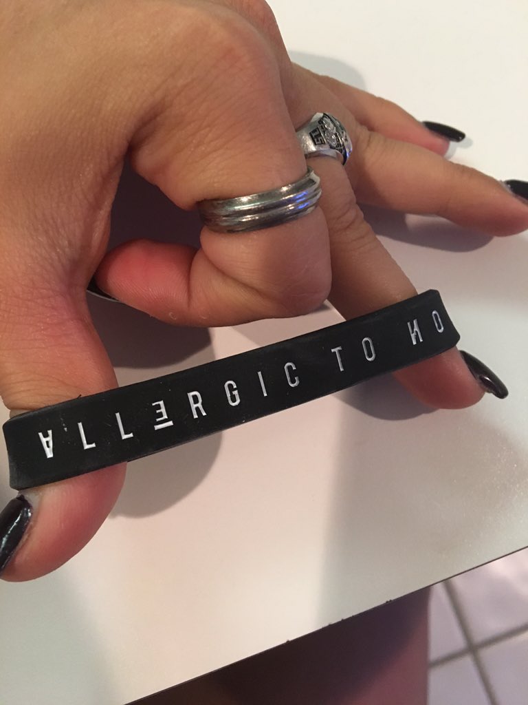 Negeen10's tweet photo. My new bracelet !!!๐๐ #allergictono #wadetowestern https://t.co/inKTvnrnIj