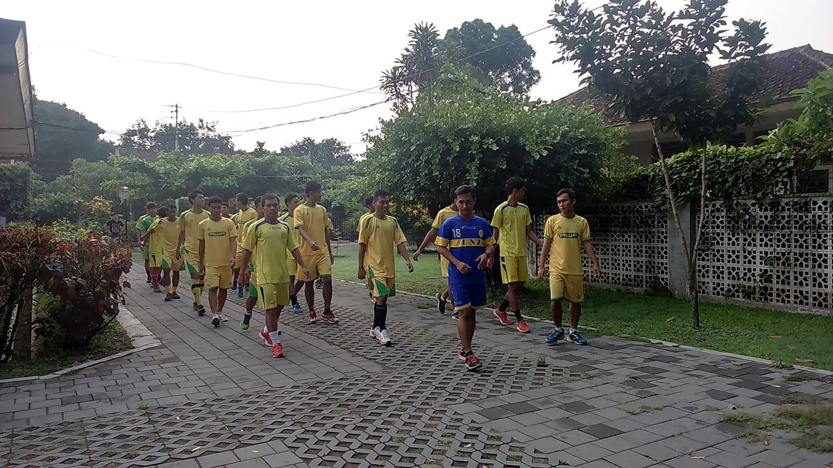 unj_soccer's tweet photo. Sesi latihan pagi with coach @harryyudha20.. Sebelum pertandingan siang nanti melawan UMY #UNJDAY https://t.co/kl2diADi00