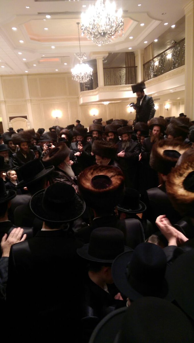 YiddishSpeaker's tweet image. הרה"ק מבאבוב שליט"א טאנצט מיט אבד"ק גלאגוב שליט"א ביי די חתונה פון זיין אייניקל.