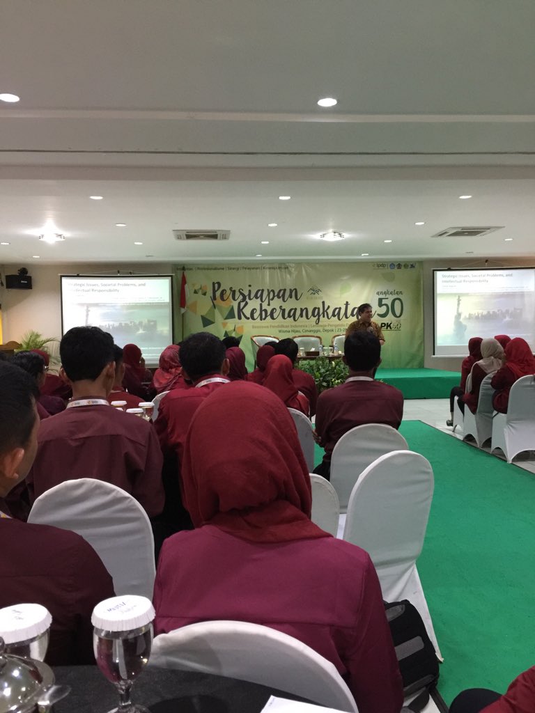 gammaaj's tweet photo. Bpk Yanuar (Deputi II Kantor Staf Kepresiden) dgn awardee LPDP PK-50 @yanuarnugroho #pk50LaGaligo @LPDP_RI https://t.co/6GTzowbUkg