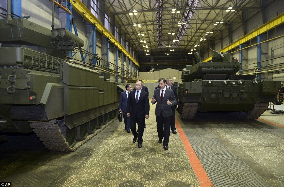 بوتين يشاهد ولادة أحدث دبابة "أرماتا" في مصنع بروسيا  CUt5_asW4AAjD0T