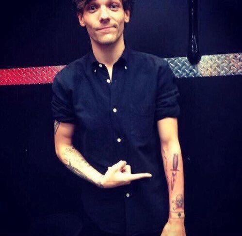 HLupdates's tweet photo. Today is a year since Louis got the dagger! 🗡 https://t.co/vmQv5YobHs