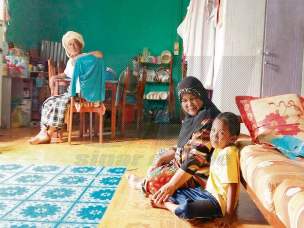 SinarOnline's tweet photo. Terpaksa tinggal di surau lama #SHKEL #SHOnline https://t.co/VHgEjCu8mH https://t.co/1xN7qyyAhA