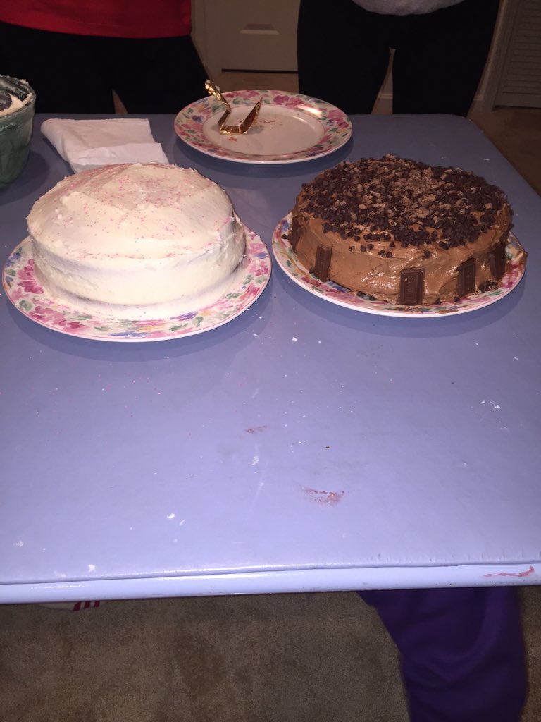 TheRealBigRed10's tweet photo. fav for white cake, rt for chocolate cake https://t.co/xuPG3xHZrv
