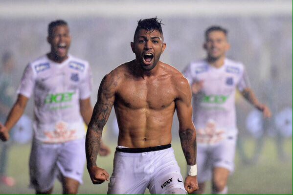 gabigol's tweet photo. Que noite abençoada!!!! GLÓRIA A DEUS!!! 🙏🏾⚽️ https://t.co/8IqC3JhRAK