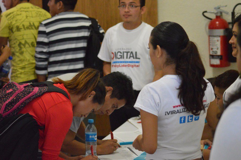 RJXMTulum's tweet photo. Hoy en la conferencia #LiderazgoDigital @king_naldo @LiderDigitalMx @JLToledoM #ViralizaTusIdeas @uqroorm #PDC https://t.co/luo6G1OWbd