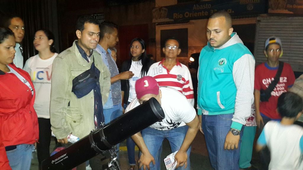 AstroPopular's tweet photo. Trabajando con la comunidad de San José a seguir creciendo @DanielPSUV https://t.co/AiXz3J4pl2