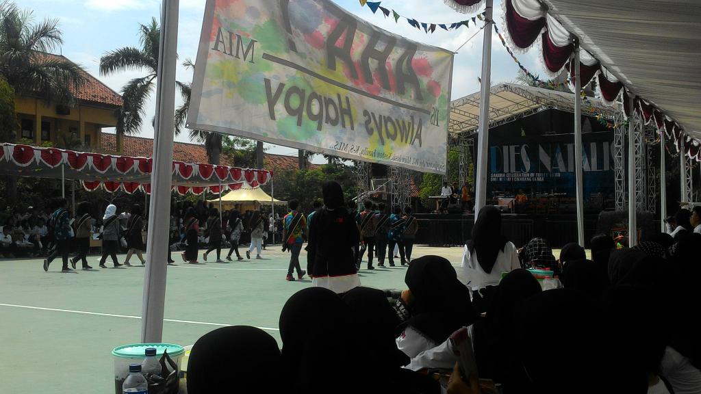 aerosakura's tweet photo. Menyanyikan lagu Mars SMAN 1 Cikarang Utara bersama💐 https://t.co/WfBTV8CZ8G