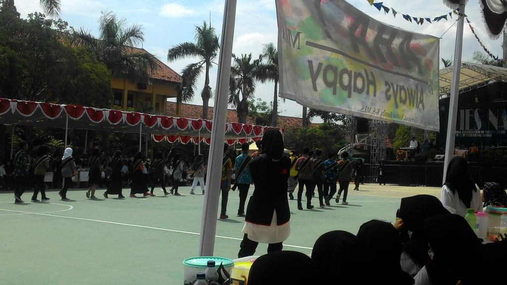 aerosakura's tweet photo. Menyanyikan lagu Mars SMAN 1 Cikarang Utara bersama💐 https://t.co/WfBTV8CZ8G