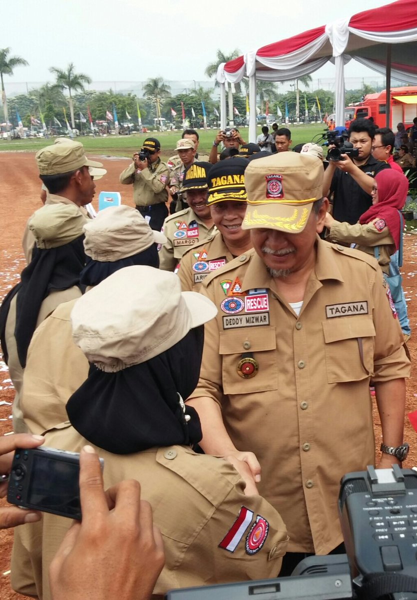 Menyerahkan Tali Asih kpd perwakilan TAGANA se-Jawa Barat.