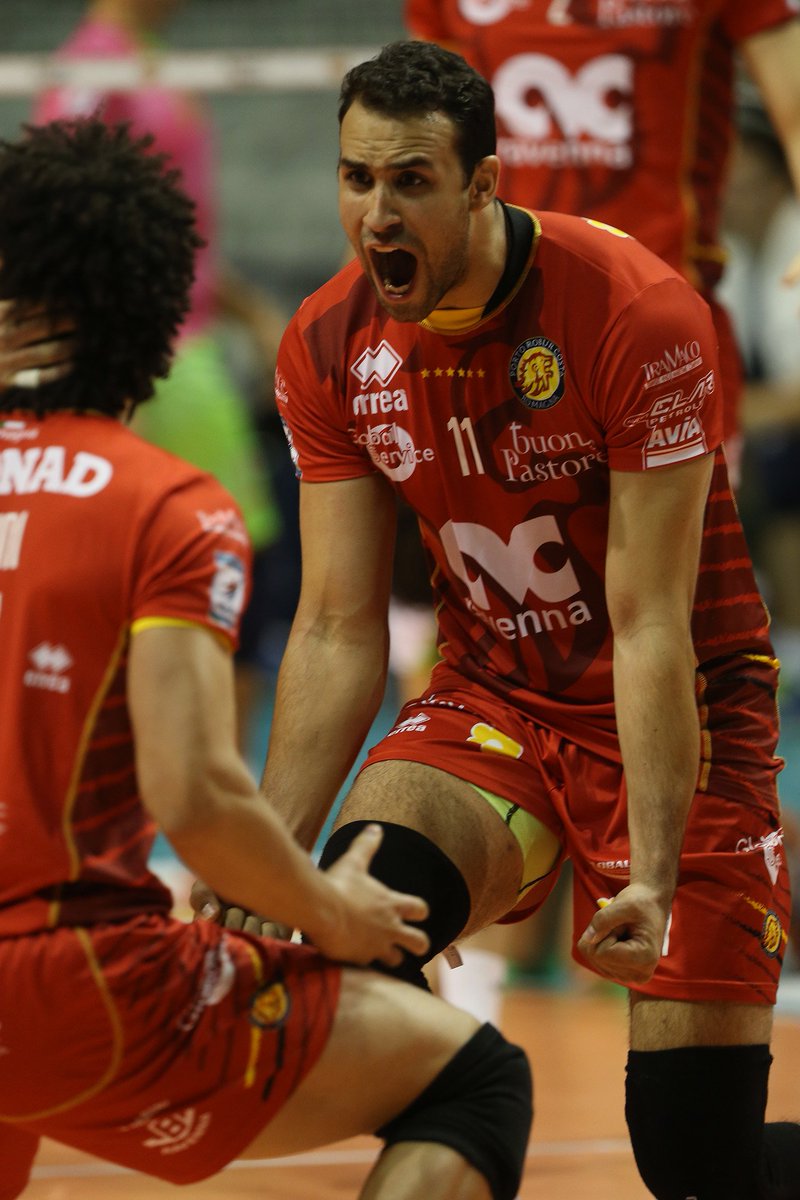 Volleyball_it's tweet photo. #SuperlegaA1 @roburcosta rivince al PalaDeAndrè. 3-2 alla @topvolleylatina https://t.co/XQSaT6P7Kh https://t.co/EPCZ3pGGQO