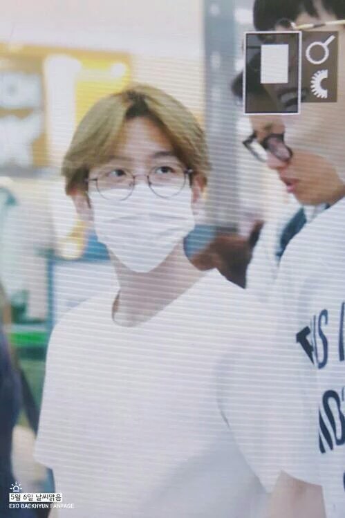 TheChanBaeker's tweet photo. Baekhyun wanted to be taller. But when he met Chanyeol, he never thought he's be so thankful of his height. https://t.co/v6RyB6Jr37