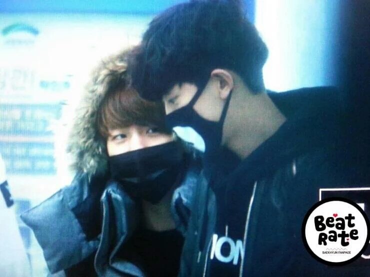 TheChanBaeker's tweet photo. Baekhyun wanted to be taller. But when he met Chanyeol, he never thought he's be so thankful of his height. https://t.co/v6RyB6Jr37