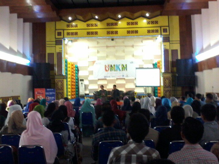 ILAcrew's tweet photo. Sesi sharing memperkenalkan produk lokal @minyeukpret dari Aceh bersama narasumber #MITraining #MarkplusInstitute https://t.co/tLabbT1giG