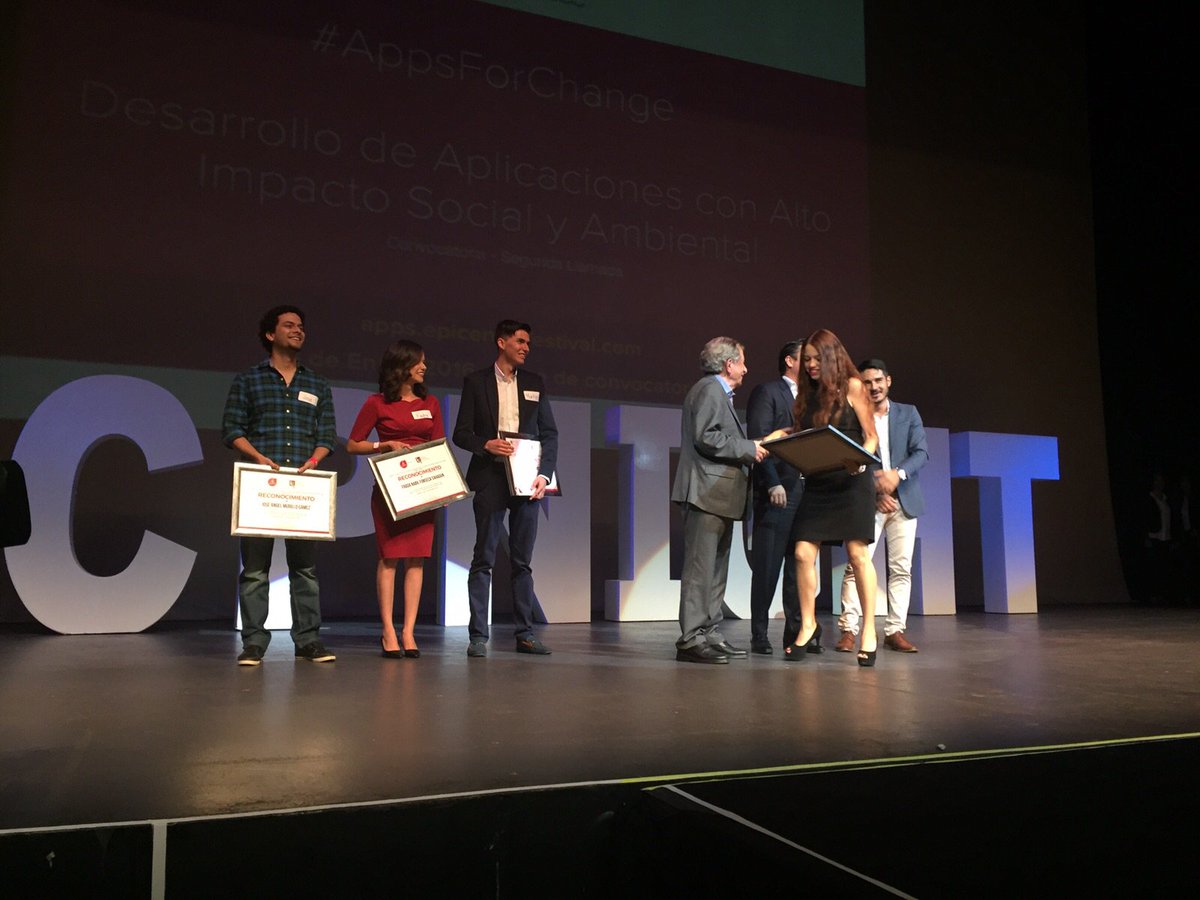 InnovacionJal's tweet photo. #CPNight Premian a quienes ganaron los retos para combatir la corrupción, lanzados en @Campuspartymx ¡Felicidades! https://t.co/m5gnPVeek0