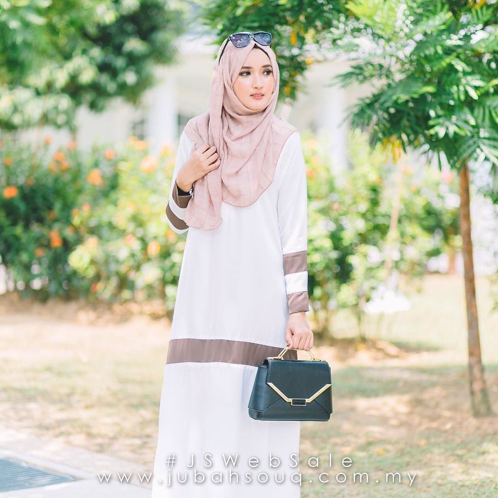 JubahSouq's tweet image. Serendah RM99.00 #AreeyaJubah kita akan jual bermula jam 12 tengah malam ini sempena #JSWe… ift.tt/1Q02AjJ