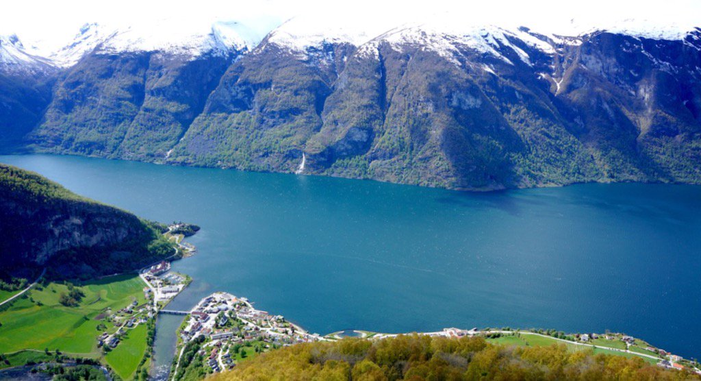 ttinspiration's tweet photo. Great read about picturesque Norway by @ayewanderful: https://t.co/6pDCqRAmCd #travel #ttot #fjords #hiking #nature https://t.co/uSsrWOSzoh