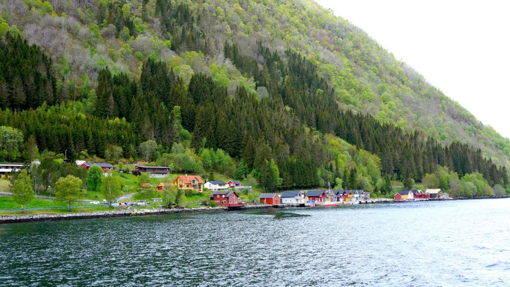 ttinspiration's tweet photo. Great read about picturesque Norway by @ayewanderful: https://t.co/6pDCqRAmCd #travel #ttot #fjords #hiking #nature https://t.co/uSsrWOSzoh