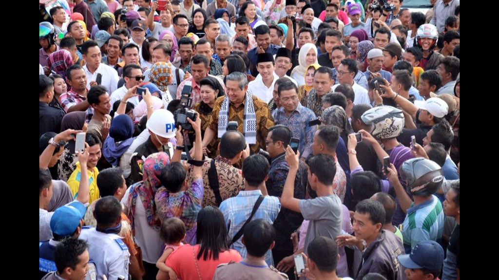 helmyyahya's tweet photo. Terima kasih atas kunjungan Pak @SBYudhoyono dan Ibu ke Indralaya, OI unt mendukung sy dan @Muchendi #saveOI https://t.co/MEvC1PQNVQ